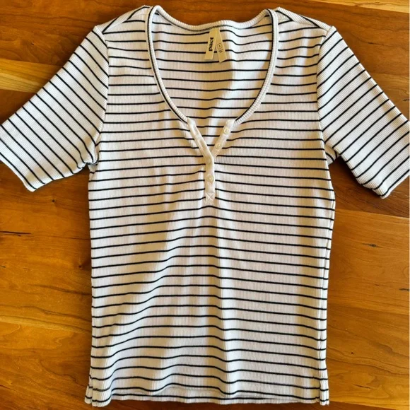 Black and White Fitted Tee - Picture 3 of 4